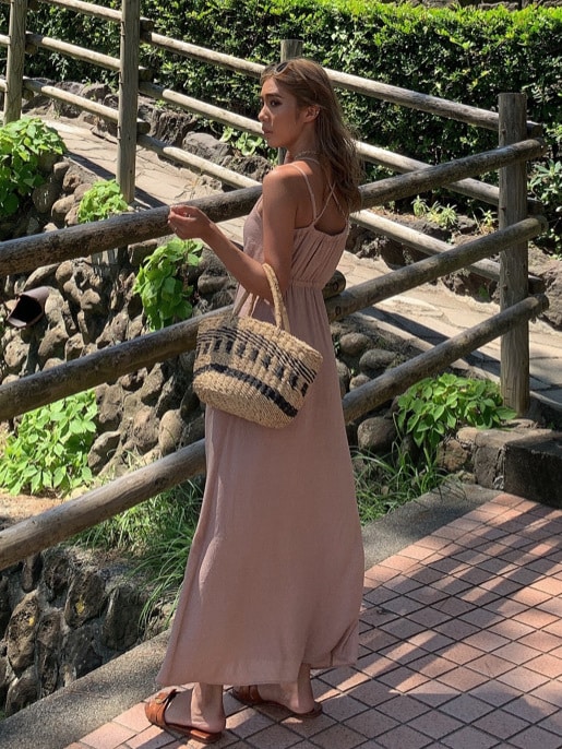 ピンク系のワンピースを着用したレディースの夏コーディネートの2枚目の写真