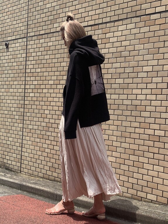 ホワイト系のスカート、ブラック系のパーカーを着用したレディースの夏コーディネートの2枚目の写真