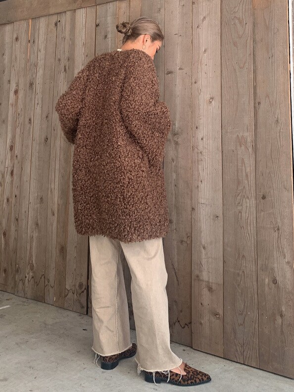 ブラウン系のその他アウター、その他のその他シューズ、ホワイト系のニット/セーターを着用したレディースの秋コーディネートの2枚目の写真