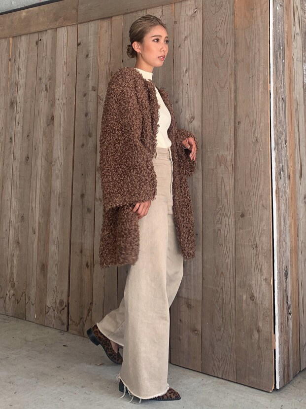 ブラウン系のその他アウター、その他のその他シューズ、ホワイト系のニット/セーターを着用したレディースの秋コーディネートの3枚目の写真