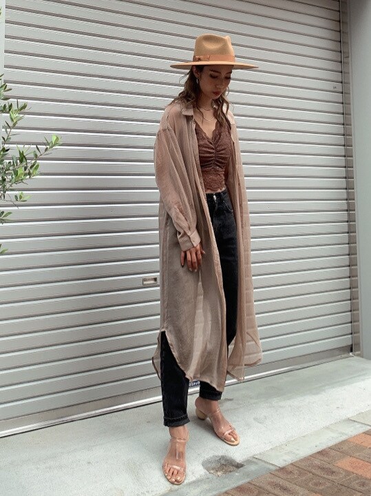 ベージュ系のキャミソール、ベージュ系のシャツ/ブラウスを着用したレディースの夏コーディネートの3枚目の写真
