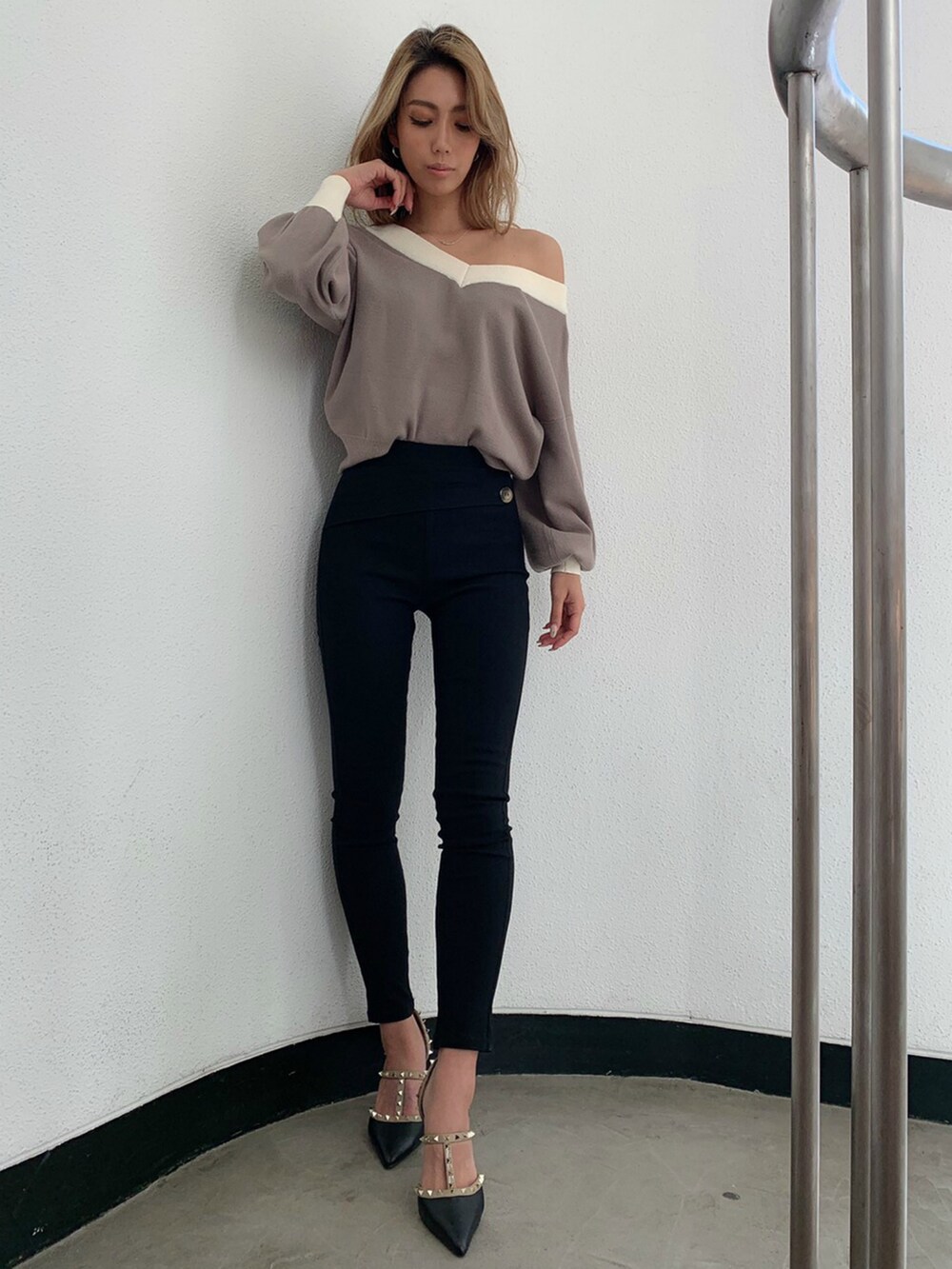 ブラック系のその他パンツ、ベージュ系のニット/セーターを着用したレディースの冬コーディネートの2枚目の写真