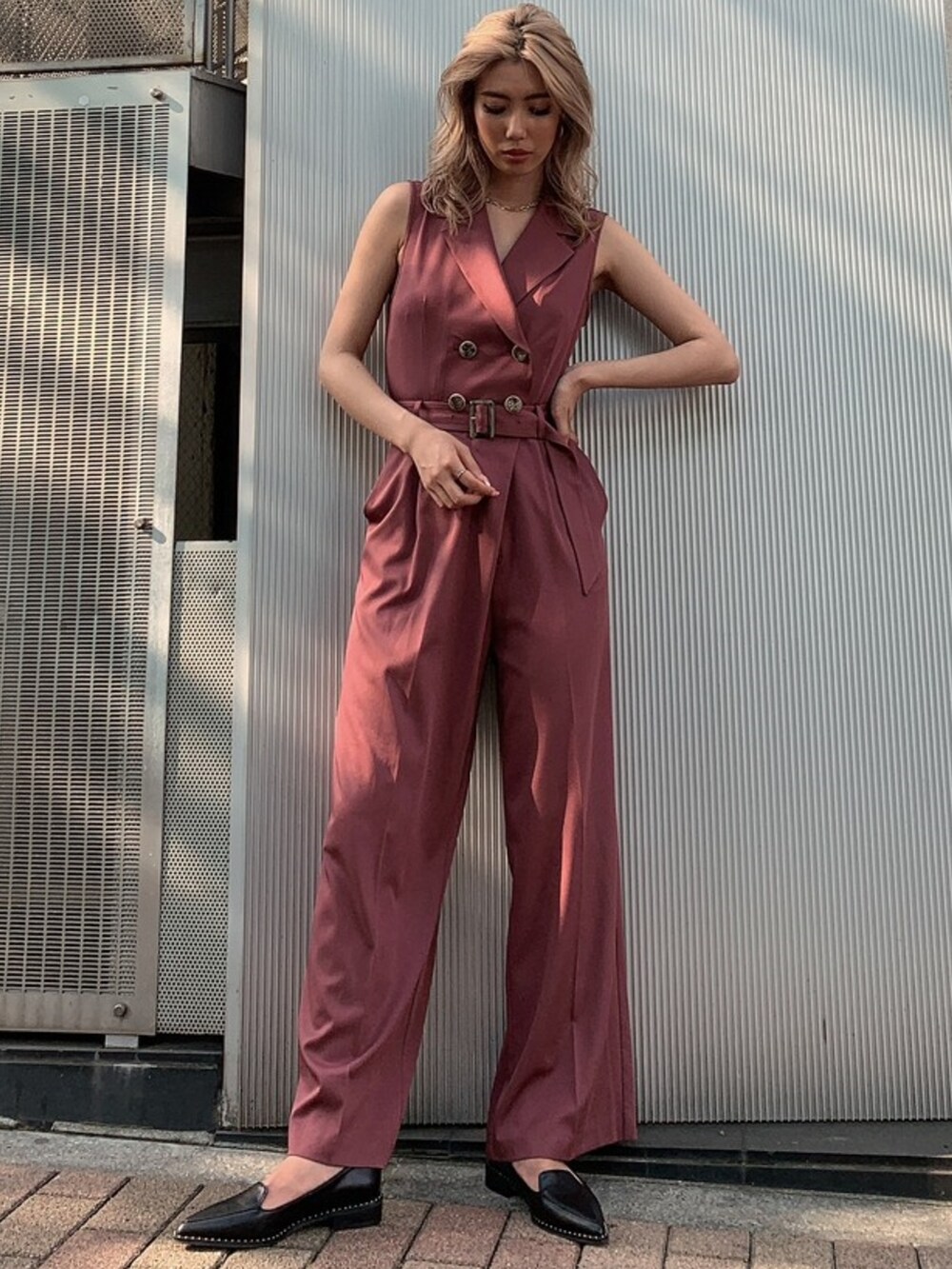 レッド系のつなぎ/オールインワンを着用したレディースの夏コーディネートの4枚目の写真