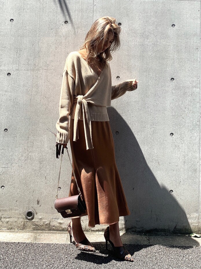ブラウン系のスカート、ブラウン系のパンプス、ブラウン系のハンドバッグを着用したレディースの秋コーディネートの3枚目の写真