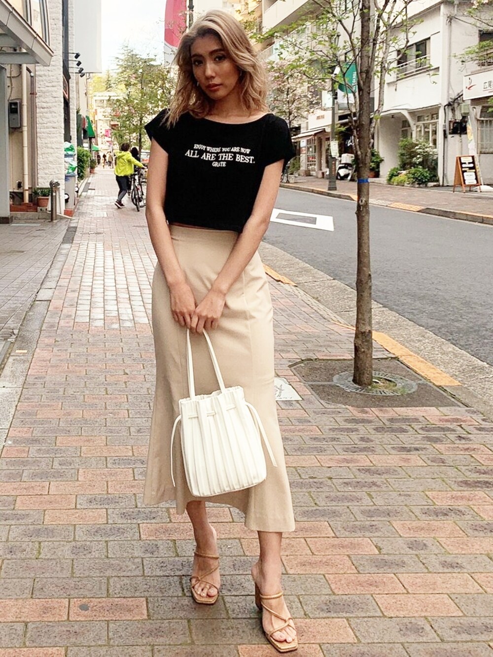 ベージュ系のスカート、ベージュ系のサンダルを着用したレディースの春コーディネートの2枚目の写真