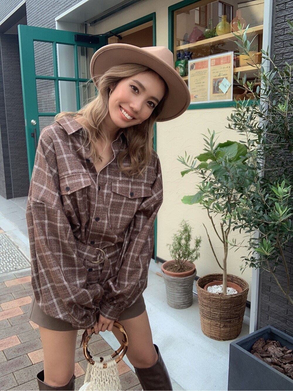 ブラウン系のシャツ/ブラウス、ブラウン系のその他パンツ、ブラウン系のブーツを着用したレディースの夏コーディネートの3枚目の写真