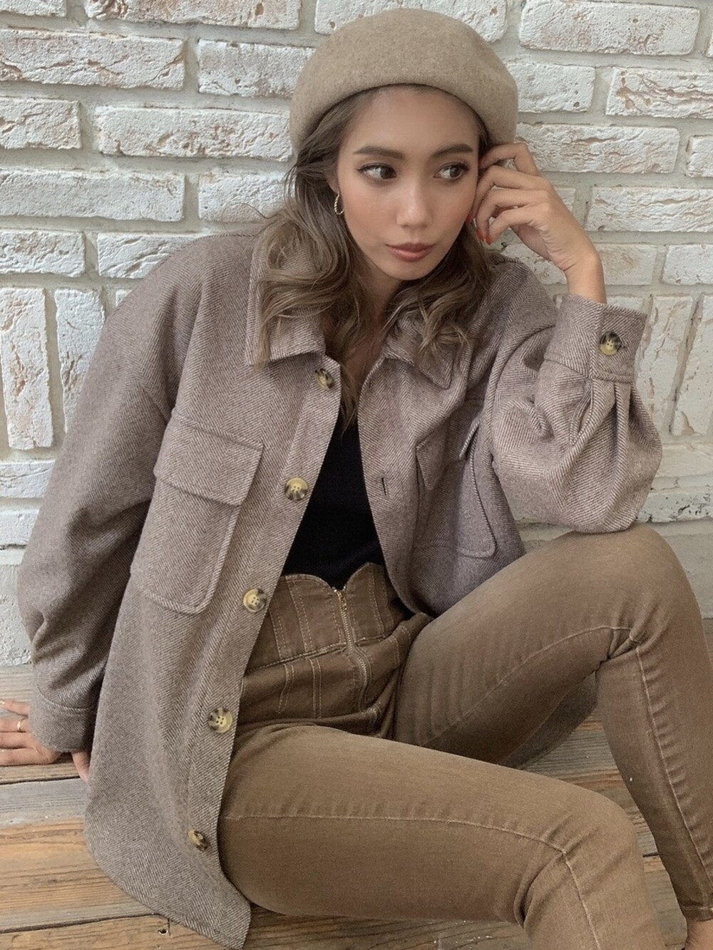 ブラック系のタンクトップ、グレー系のその他アウター、ベージュ系のデニムパンツを着用したレディースの秋コーディネートの2枚目の写真