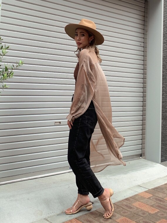 ベージュ系のキャミソール、ベージュ系のシャツ/ブラウスを着用したレディースの夏コーディネートの4枚目の写真