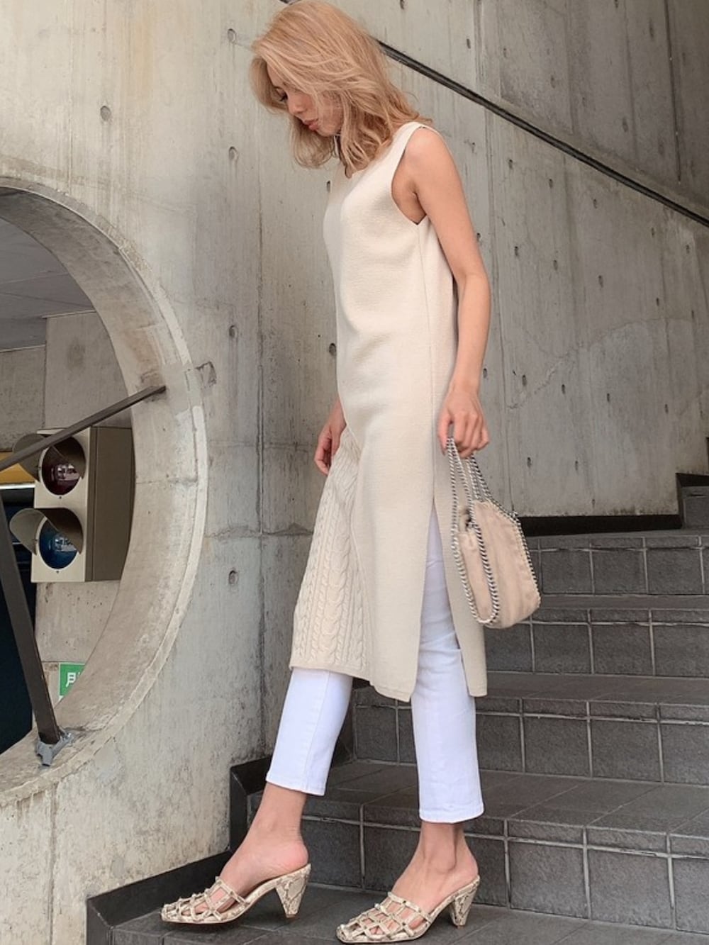 ベージュ系のワンピース、ホワイト系のその他パンツ、その他のサンダルを着用したレディースの春コーディネートの2枚目の写真