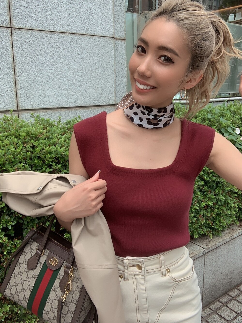 ブラウン系のサンダル、レッド系のタンクトップを着用したレディースの夏コーディネートの2枚目の写真