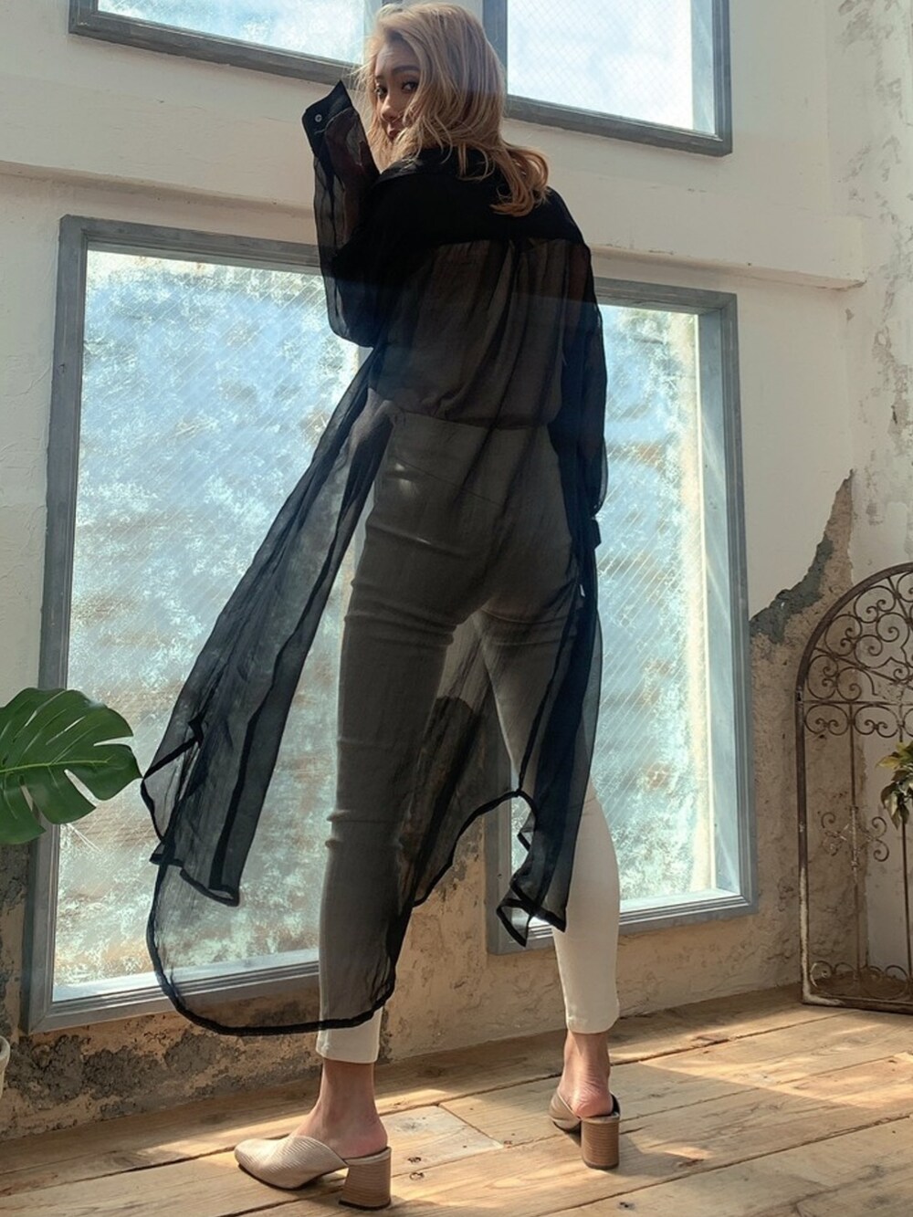 ブラック系のシャツワンピース、ベージュ系のキャミソール、ホワイト系のその他パンツを着用したレディースの春コーディネートの3枚目の写真