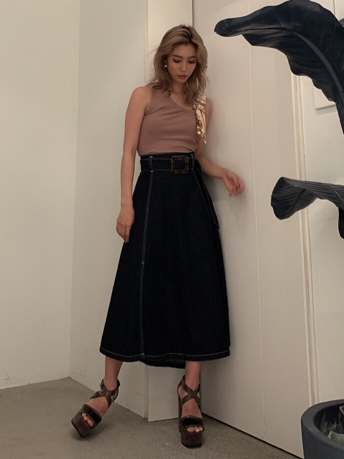 ブルー系のスカート、ベージュ系のサンダル、ベージュ系のタンクトップを着用したレディースの夏コーディネートの2枚目の写真