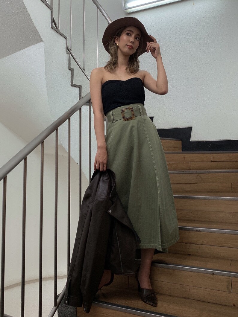 ベージュ系のスカート、ブラック系のチューブトップを着用したレディースの夏コーディネートの3枚目の写真