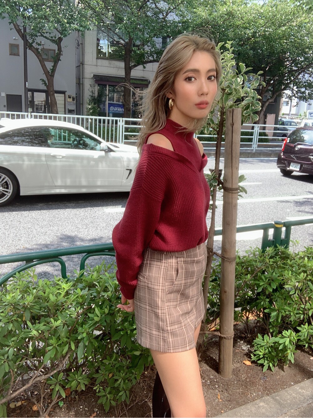 その他のその他パンツ、ブラック系のブーツ、レッド系のニット/セーターを着用したレディースの夏コーディネートの2枚目の写真