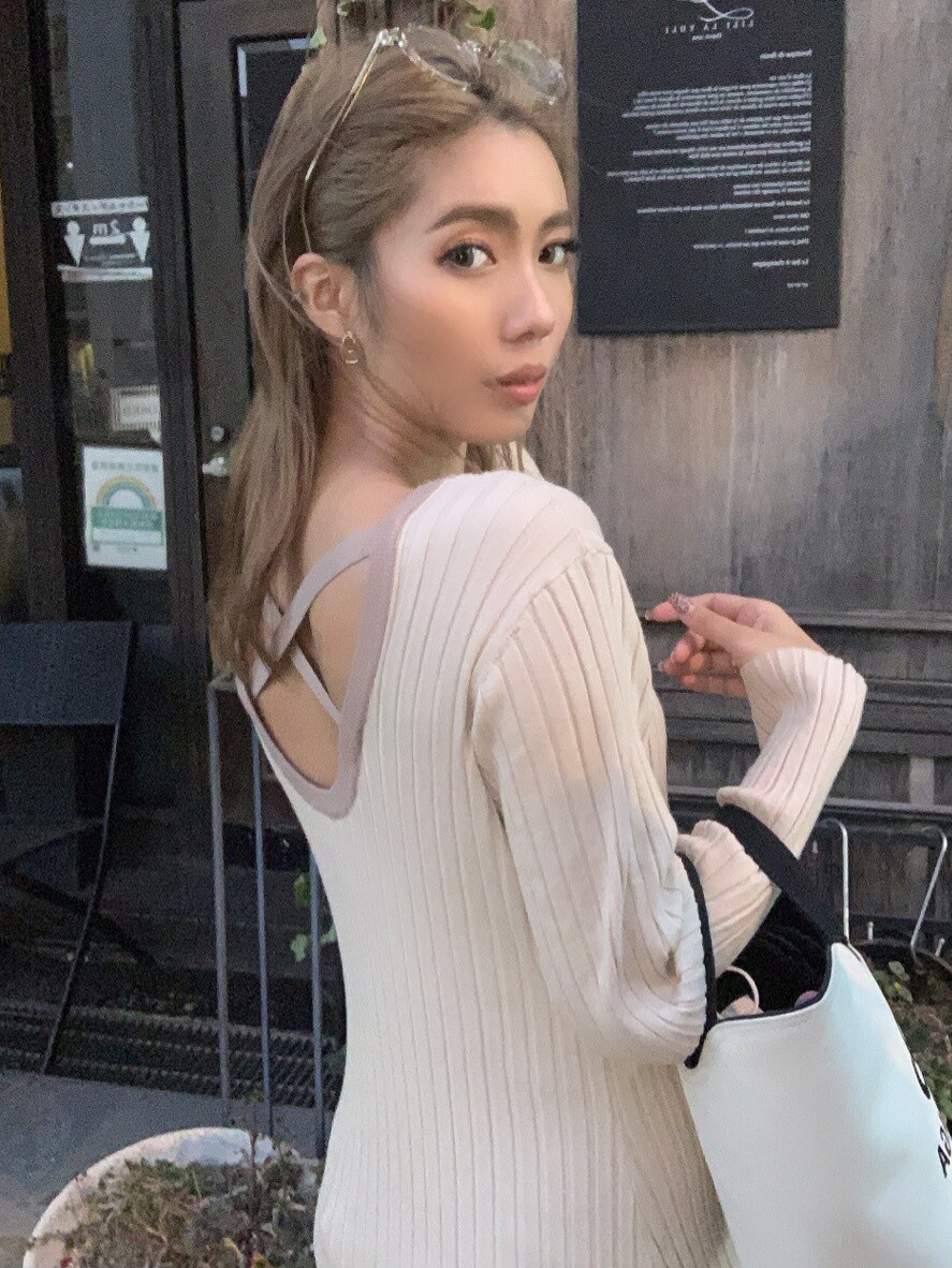 ベージュ系のワンピースを着用したレディースの冬コーディネートの2枚目の写真