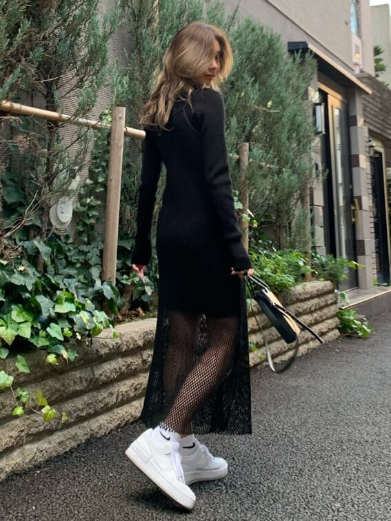 ブラック系のワンピースを着用したレディースの冬コーディネートの2枚目の写真