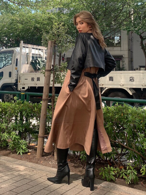 その他のその他パンツ、ブラック系のブーツ、レッド系のニット/セーターを着用したレディースの秋コーディネートの2枚目の写真