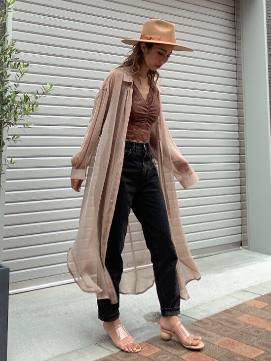 ベージュ系のキャミソール、ベージュ系のシャツ/ブラウスを着用したレディースの夏コーディネートの2枚目の写真