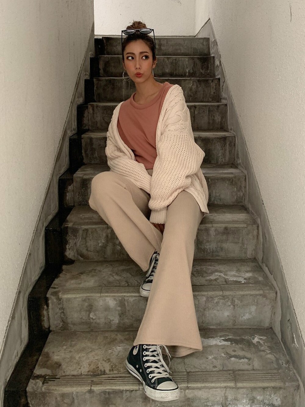 ベージュ系のその他パンツ、ピンク系のTシャツ/カットソー、ホワイト系のカーディガン/ボレロを着用したレディースの春コーディネートの2枚目の写真