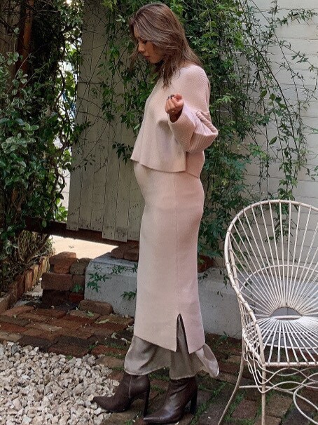 ピンク系のスカート、ピンク系のニット/セーターを着用したレディースの冬コーディネートの2枚目の写真