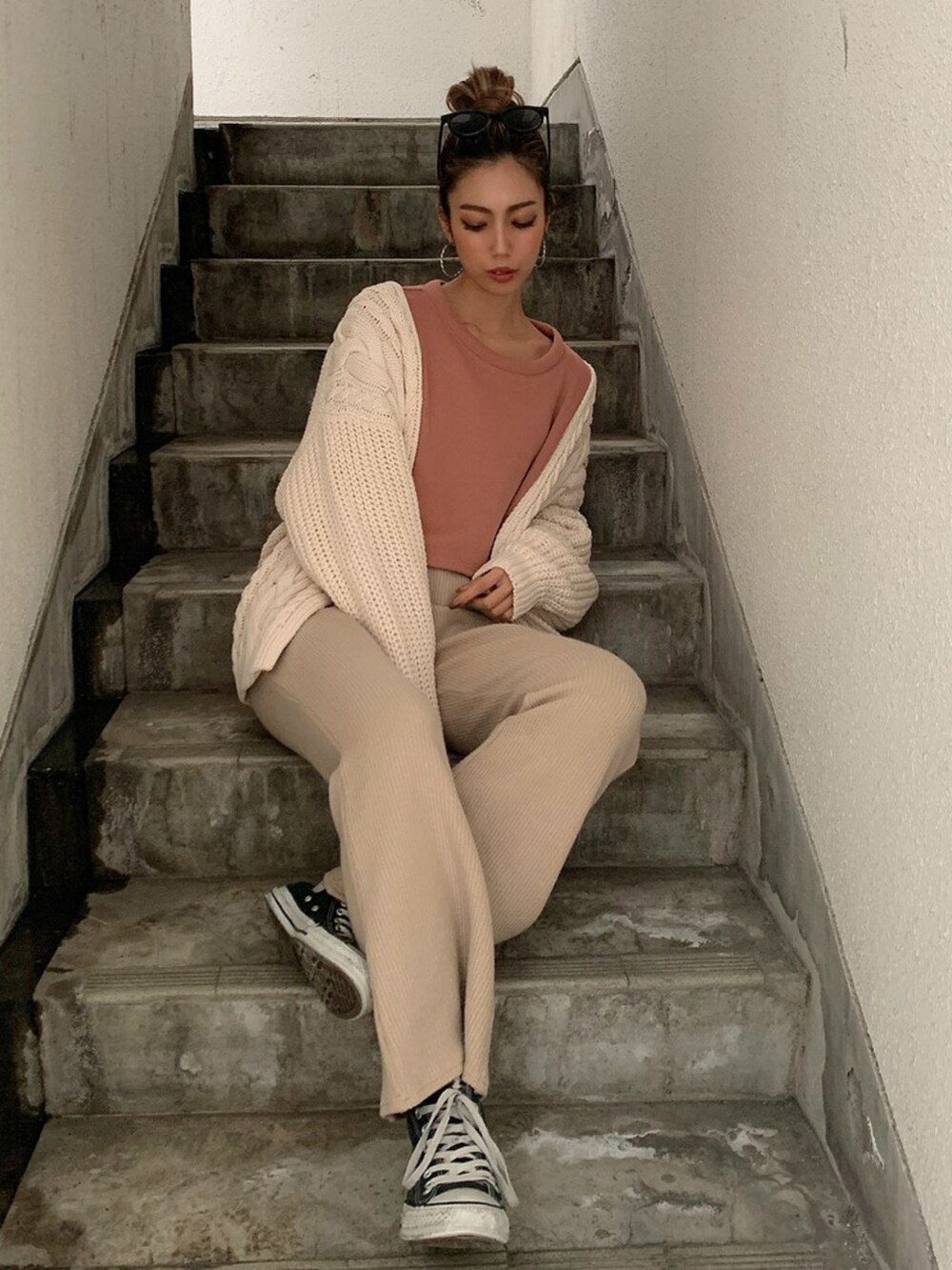 ベージュ系のその他パンツ、ピンク系のTシャツ/カットソー、ホワイト系のカーディガン/ボレロを着用したレディースの春コーディネートの3枚目の写真