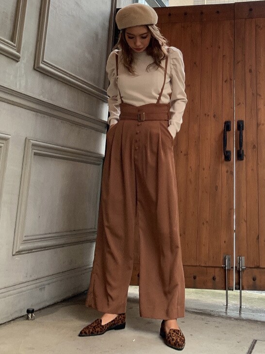 ホワイト系のニット/セーター、その他のその他シューズ、ブラウン系のその他パンツを着用したレディースの秋コーディネートの2枚目の写真