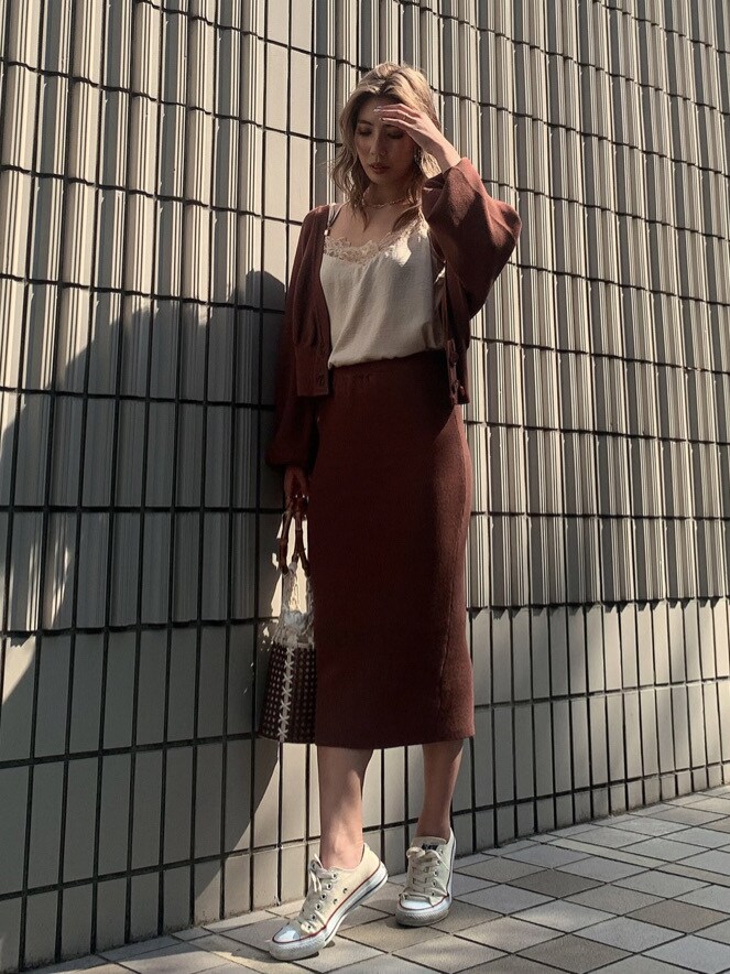 ベージュ系のキャミソール、ブラウン系のスカート、ブラウン系のカーディガン/ボレロを着用したレディースの夏コーディネートの2枚目の写真