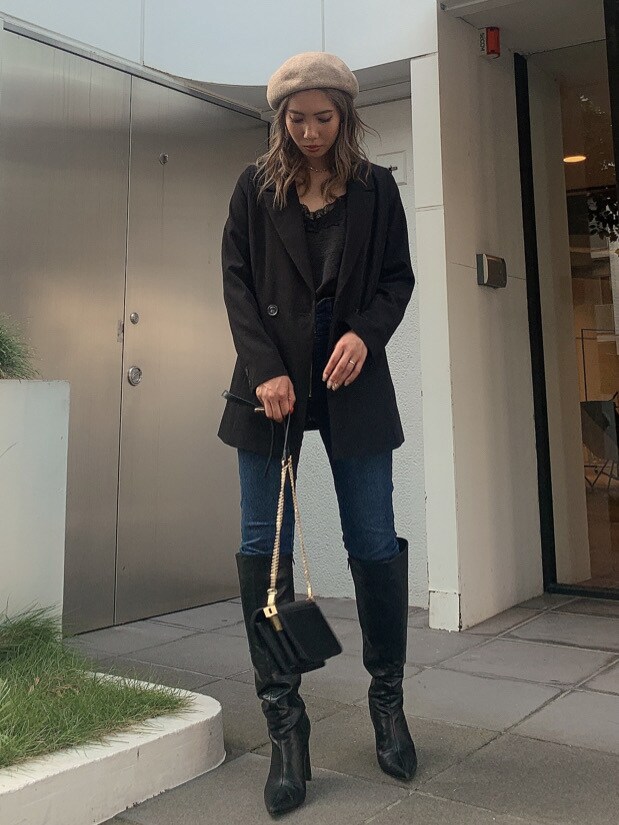 ブラック系のブーツ、ブラック系のキャミソール、ブラック系のハンドバッグを着用したレディースの夏コーディネートの2枚目の写真