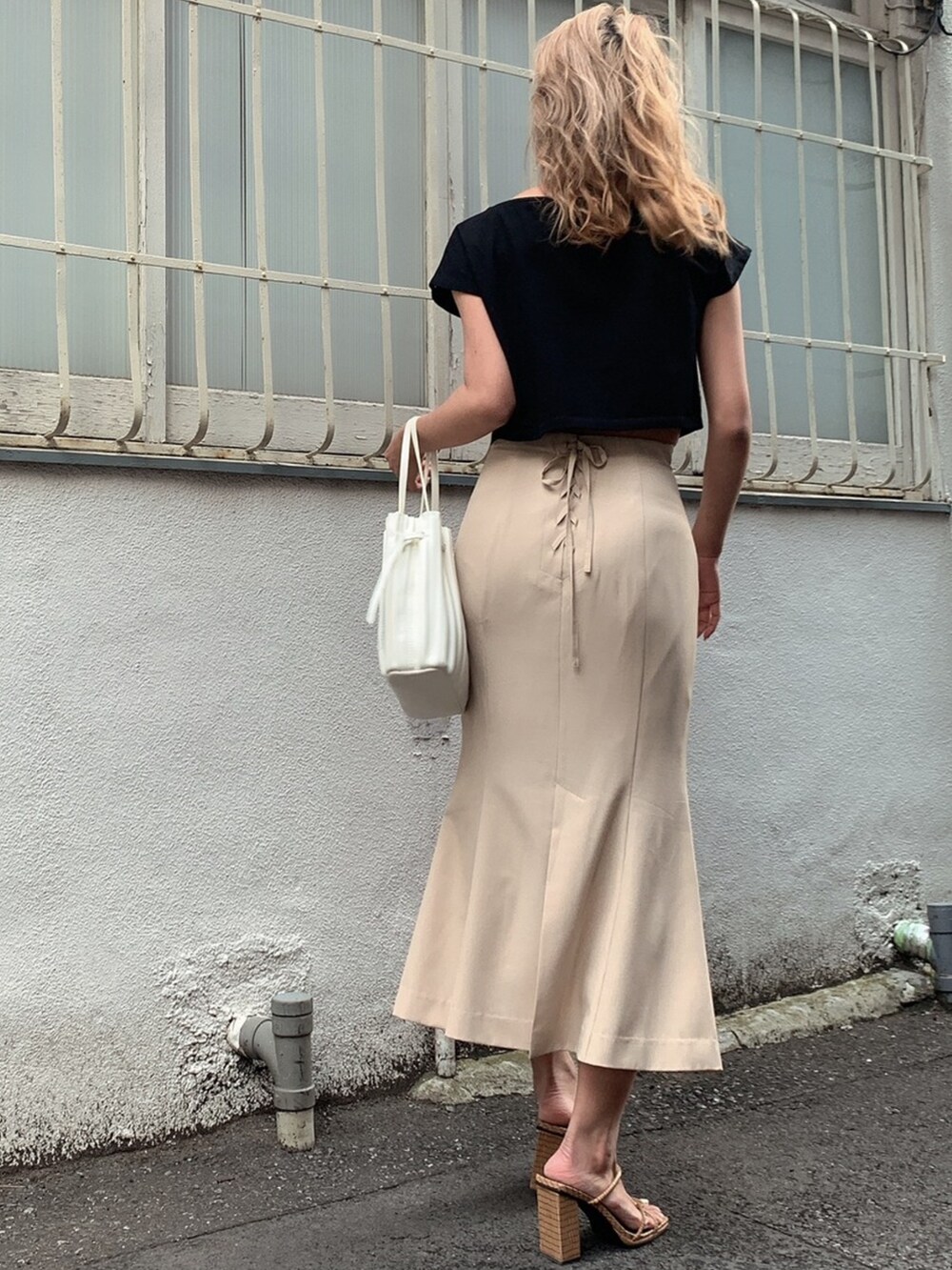 ベージュ系のスカート、ベージュ系のサンダルを着用したレディースの春コーディネートの3枚目の写真