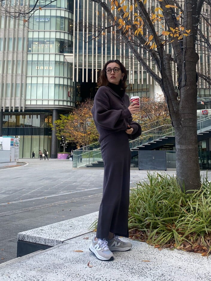 ブラック系のニット/セーター、グレー系のニット/セーター、グレー系のスカートを着用したレディースの冬コーディネートの3枚目の写真