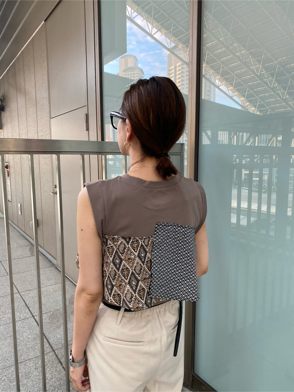 ホワイト系のその他パンツ、ベージュ系のサンダル、グレー系のTシャツ/カットソーを着用したレディースの夏コーディネートの5枚目の写真