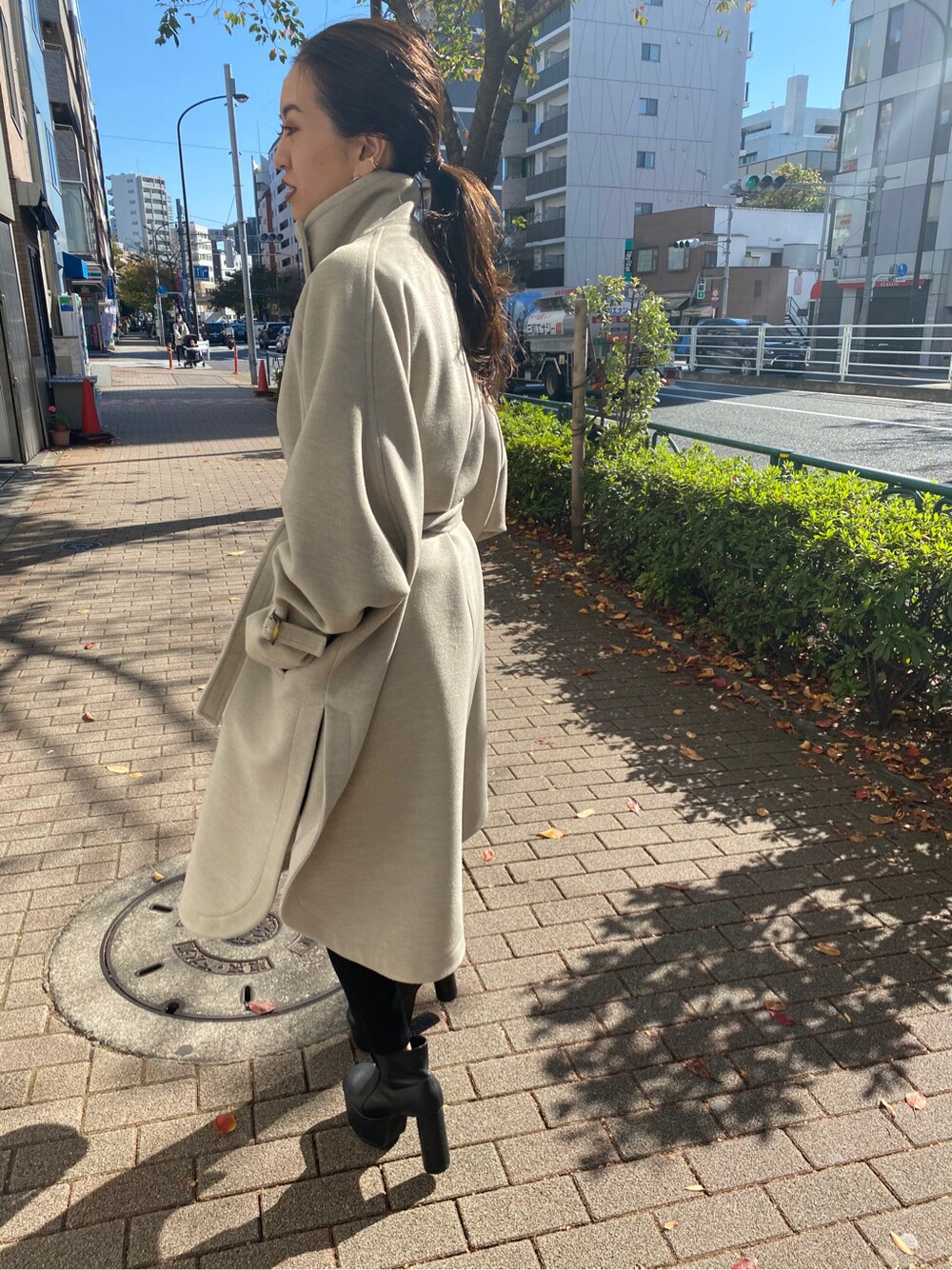 ブラック系のデニムパンツ、ブラック系のブーツ、ホワイト系のダウンジャケット/コートを着用したレディースの秋コーディネートの3枚目の写真