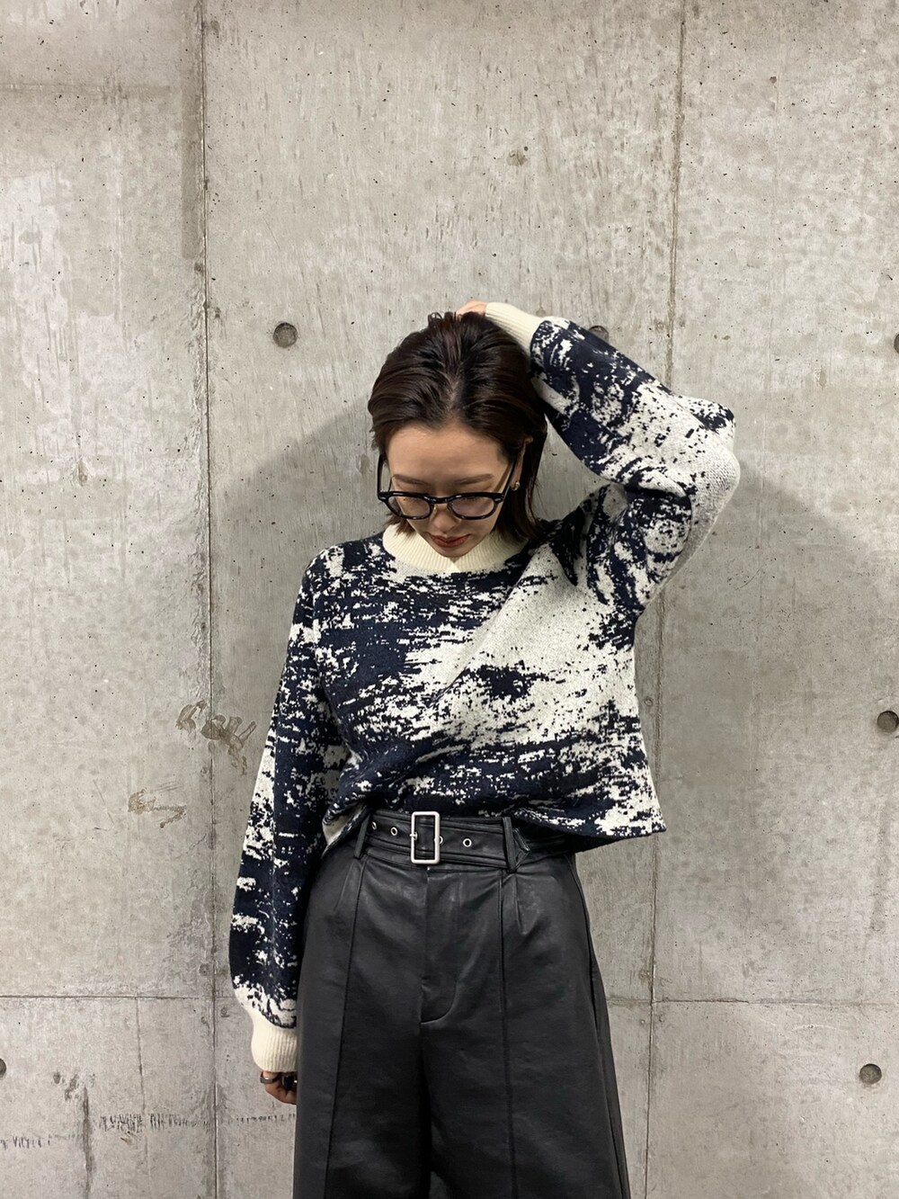 ブラック系のその他パンツ、ホワイト系のニット/セーターを着用したレディースの秋コーディネートの6枚目の写真