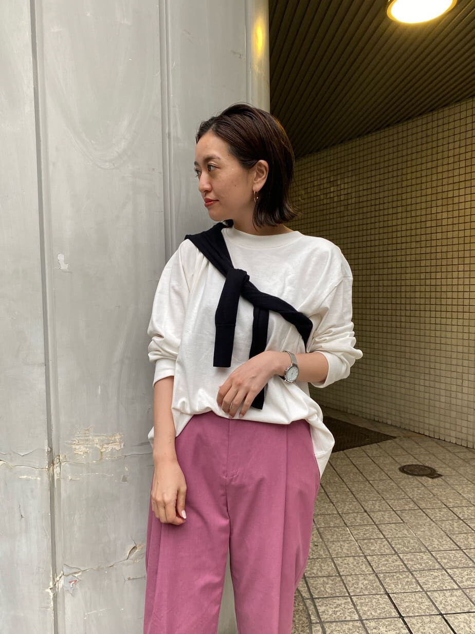 ホワイト系のTシャツ/カットソー、ピンク系のスラックス、ブラック系のサンダルを着用したレディースの夏コーディネートの2枚目の写真
