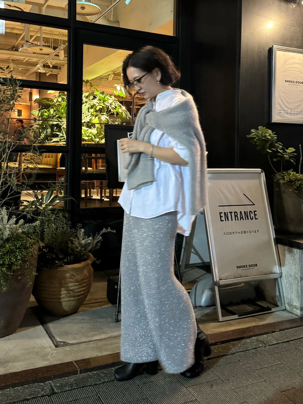 シルバー系のスカートを着用したレディースの秋コーディネートの4枚目の写真