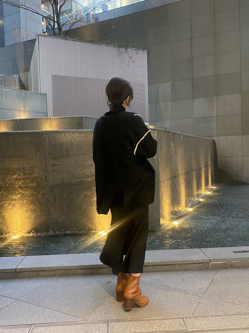 ブラック系のニット/セーター、ブラック系のスカート、ブラック系のカーディガン/ボレロを着用したレディースの冬コーディネートの3枚目の写真