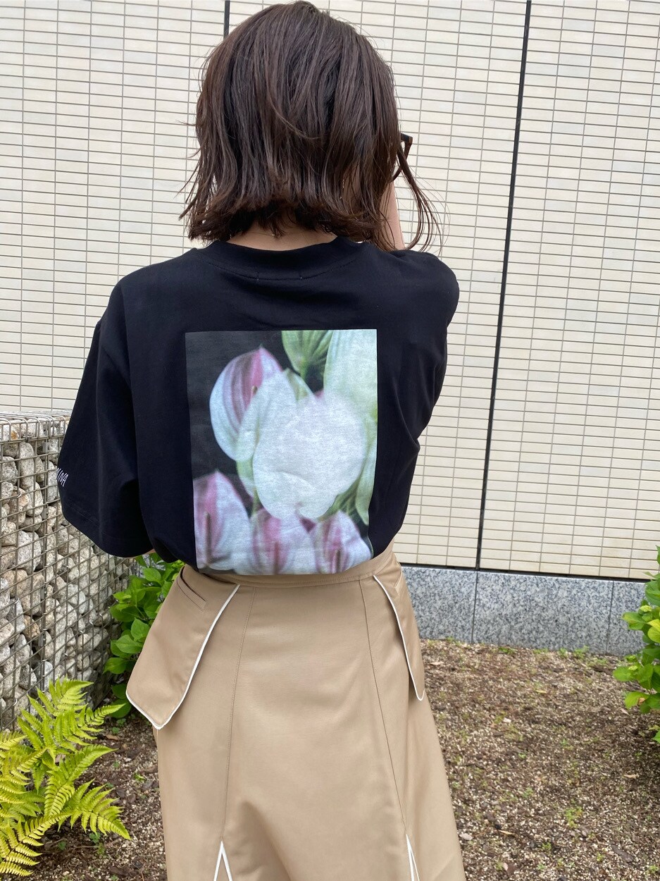 ベージュ系のスカート、ブラック系のTシャツ/カットソーを着用したレディースの春コーディネートの2枚目の写真