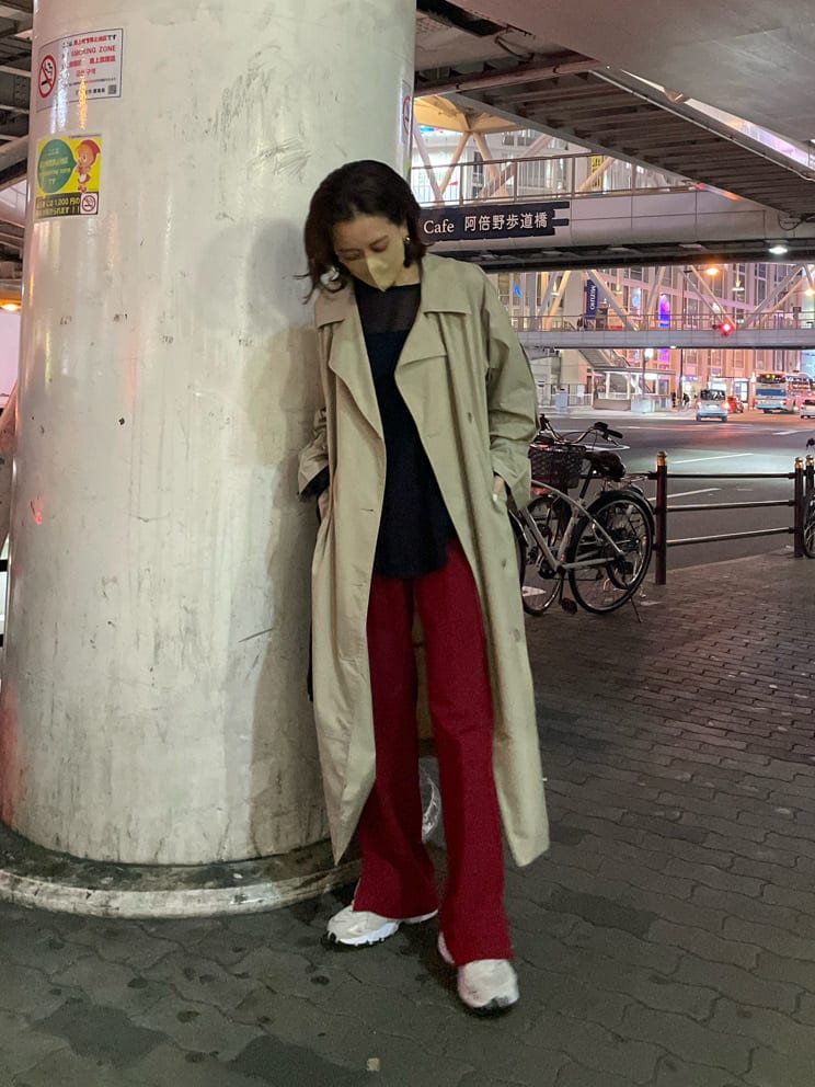 ベージュ系のトレンチコート、ブラック系のTシャツ/カットソー、シルバー系のピアス（両耳用）を着用したレディースの春コーディネートの2枚目の写真