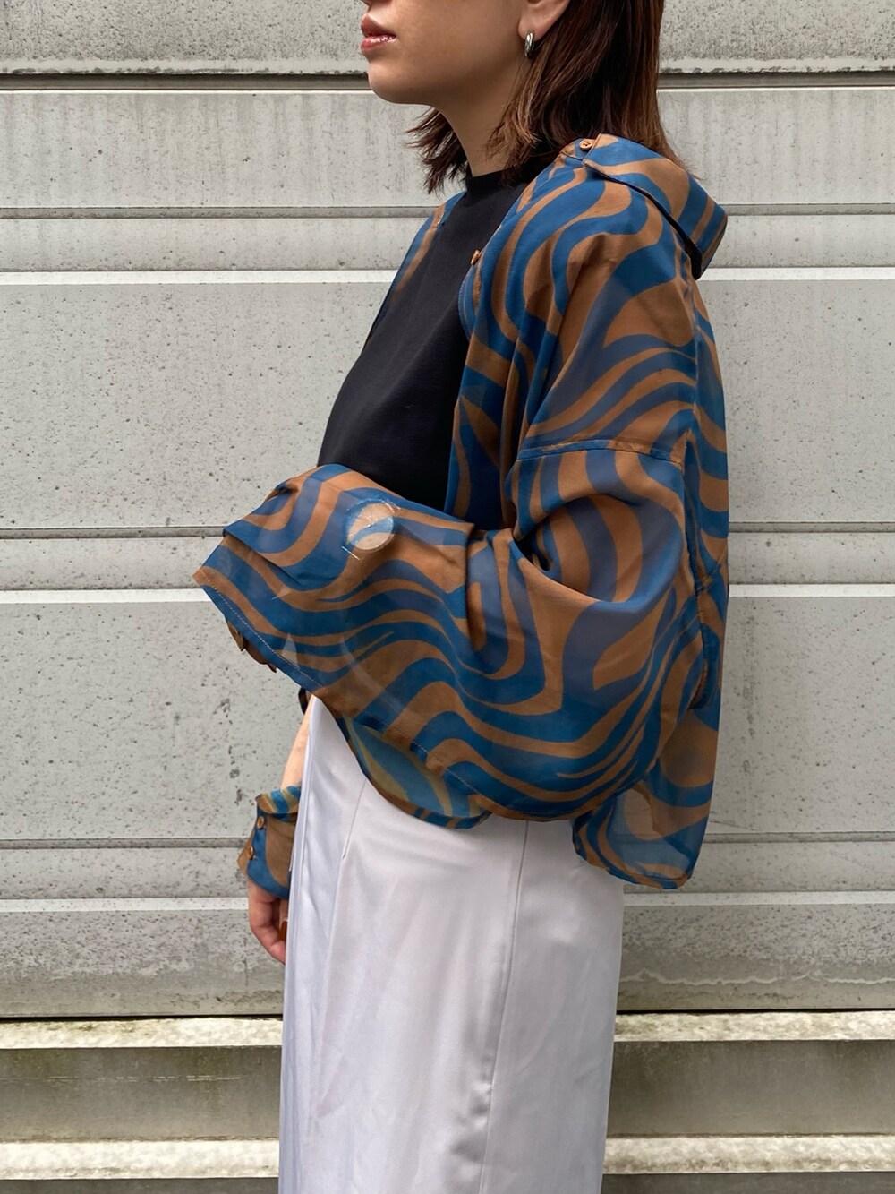 グレー系のその他パンツ、ブルー系のシャツ/ブラウス、ブラック系のタンクトップを着用したレディースの夏コーディネートの6枚目の写真