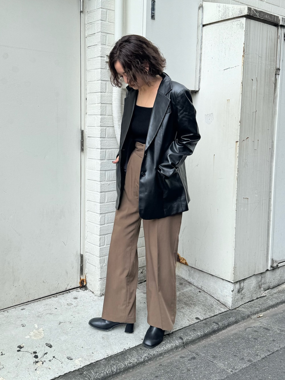 ブラウン系のその他パンツ、ブラック系のブーツ、ブラック系のテーラードジャケットを着用したレディースの夏コーディネートの2枚目の写真