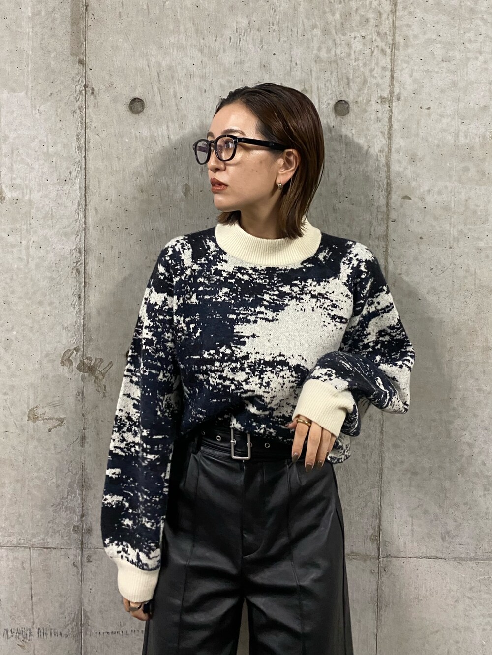 ブラック系のその他パンツ、ホワイト系のニット/セーターを着用したレディースの秋コーディネートの5枚目の写真