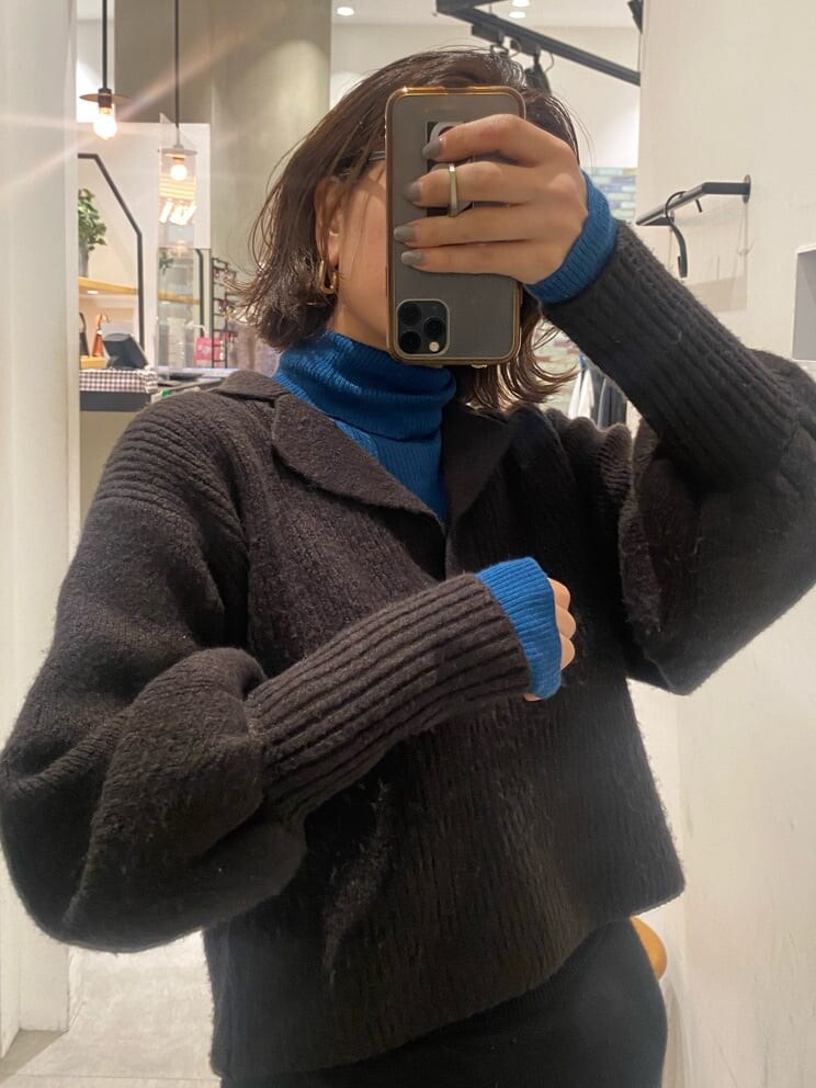 ブラック系のスカート、ブラック系のニット/セーターを着用したレディースの冬コーディネートの5枚目の写真