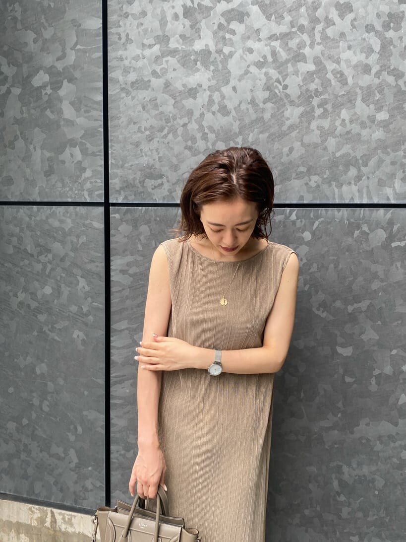 ブラック系のサンダル、ベージュ系のワンピースを着用したレディースの夏コーディネートの5枚目の写真