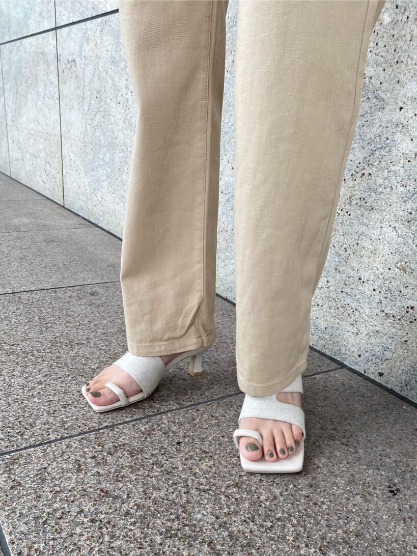 ホワイト系のサンダル、ベージュ系のデニムパンツを着用したレディースの夏コーディネートの8枚目の写真