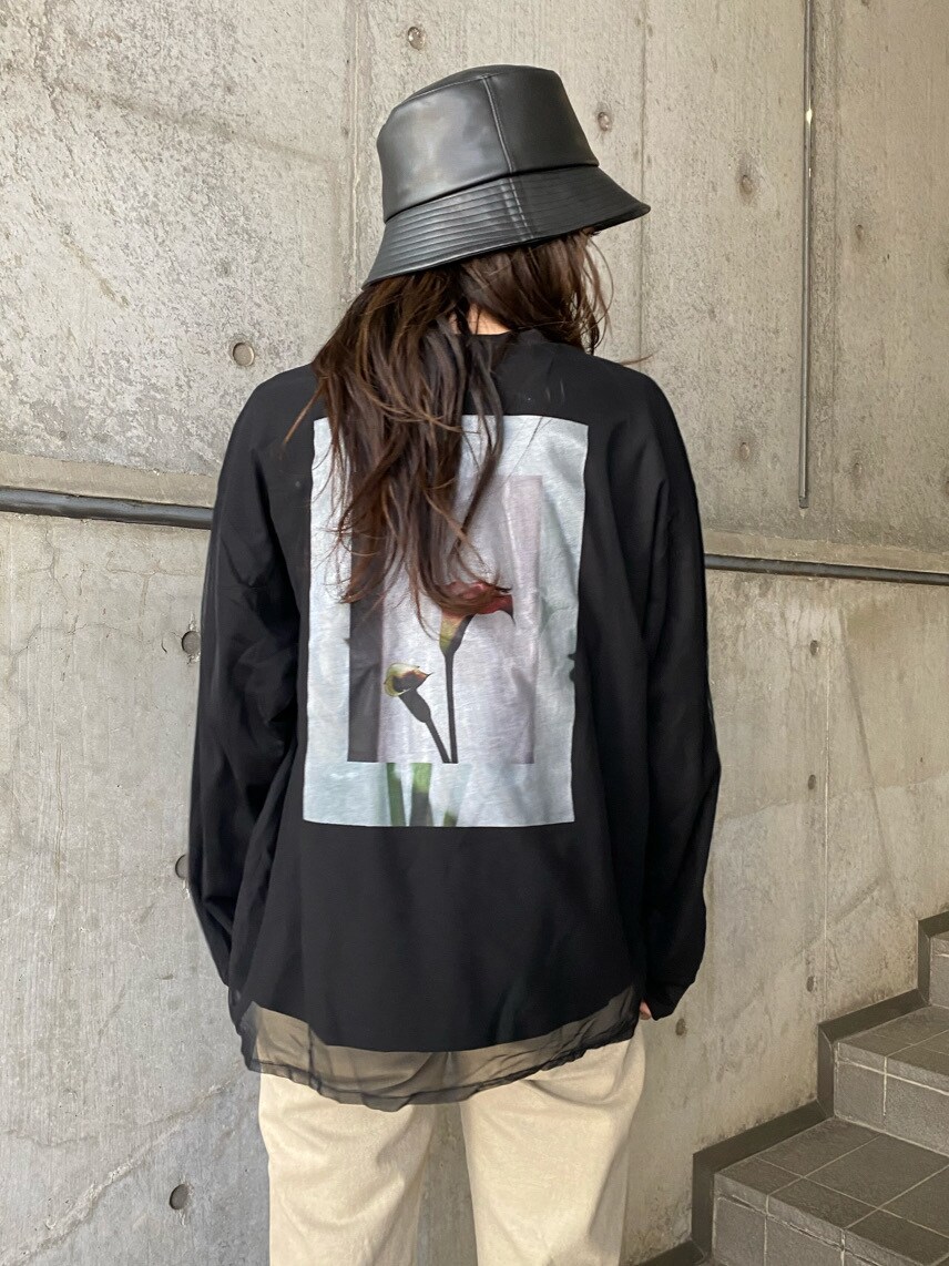 ベージュ系のその他パンツ、ブラック系のサンダル、ブラック系のTシャツ/カットソーを着用したレディースの冬コーディネートの2枚目の写真