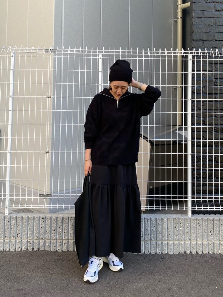 ブラック系のスカート、ブラック系のニット/セーターを着用したレディースの秋コーディネートの5枚目の写真