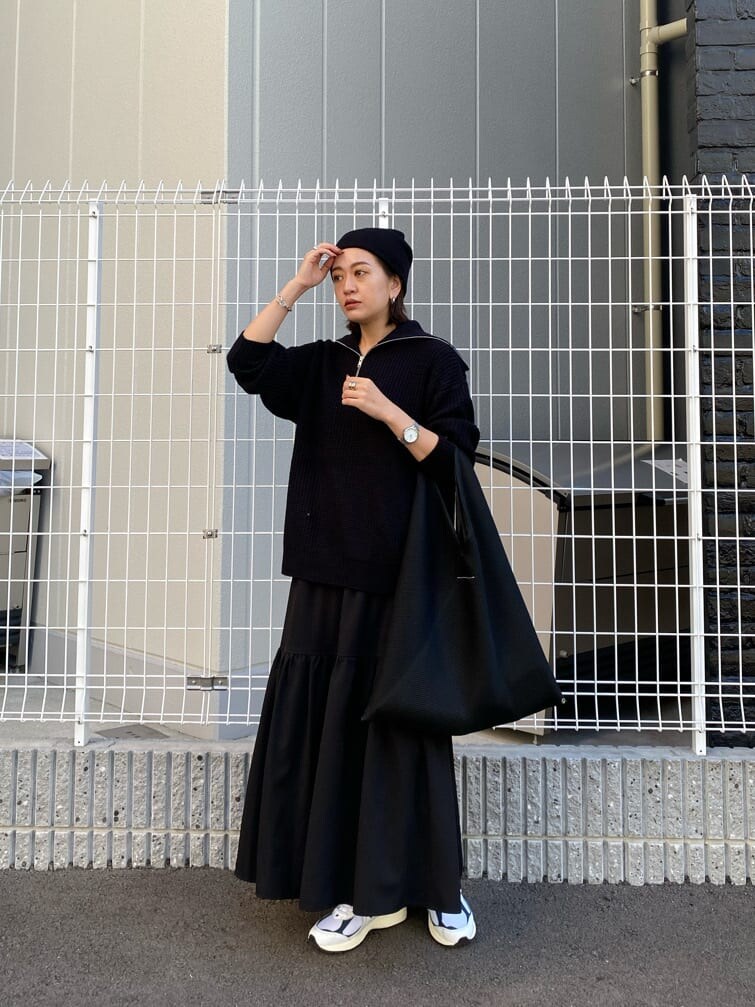 ブラック系のスカート、ブラック系のニット/セーターを着用したレディースの秋コーディネートの4枚目の写真