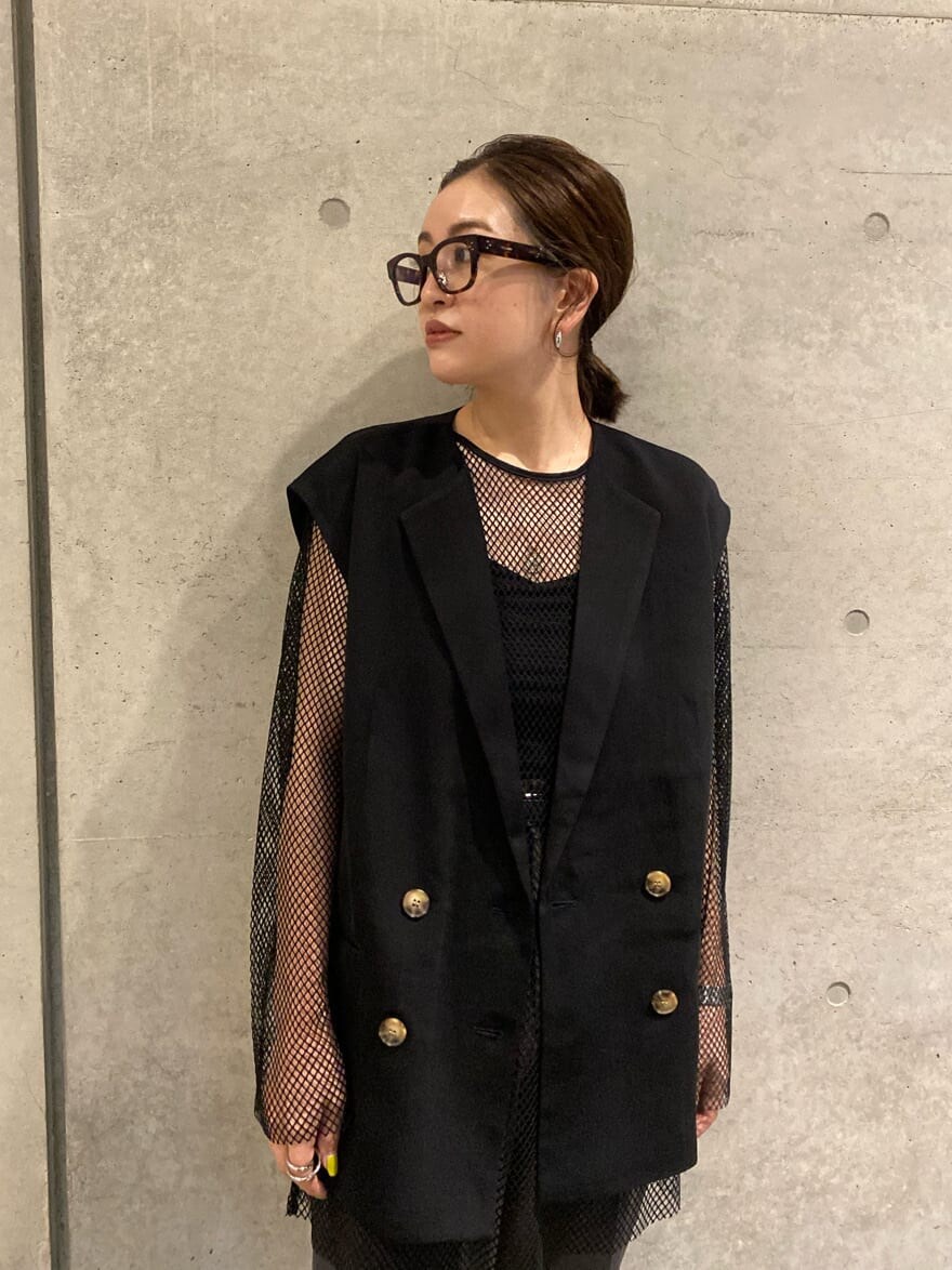 ブラック系のTシャツ/カットソー、ブラック系のベストを着用したレディースの夏コーディネートの6枚目の写真