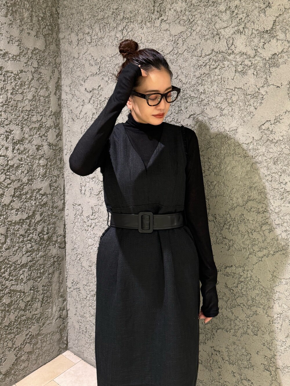 ブラック系のTシャツ/カットソー、ブラック系のワンピースを着用したレディースの冬コーディネートの6枚目の写真