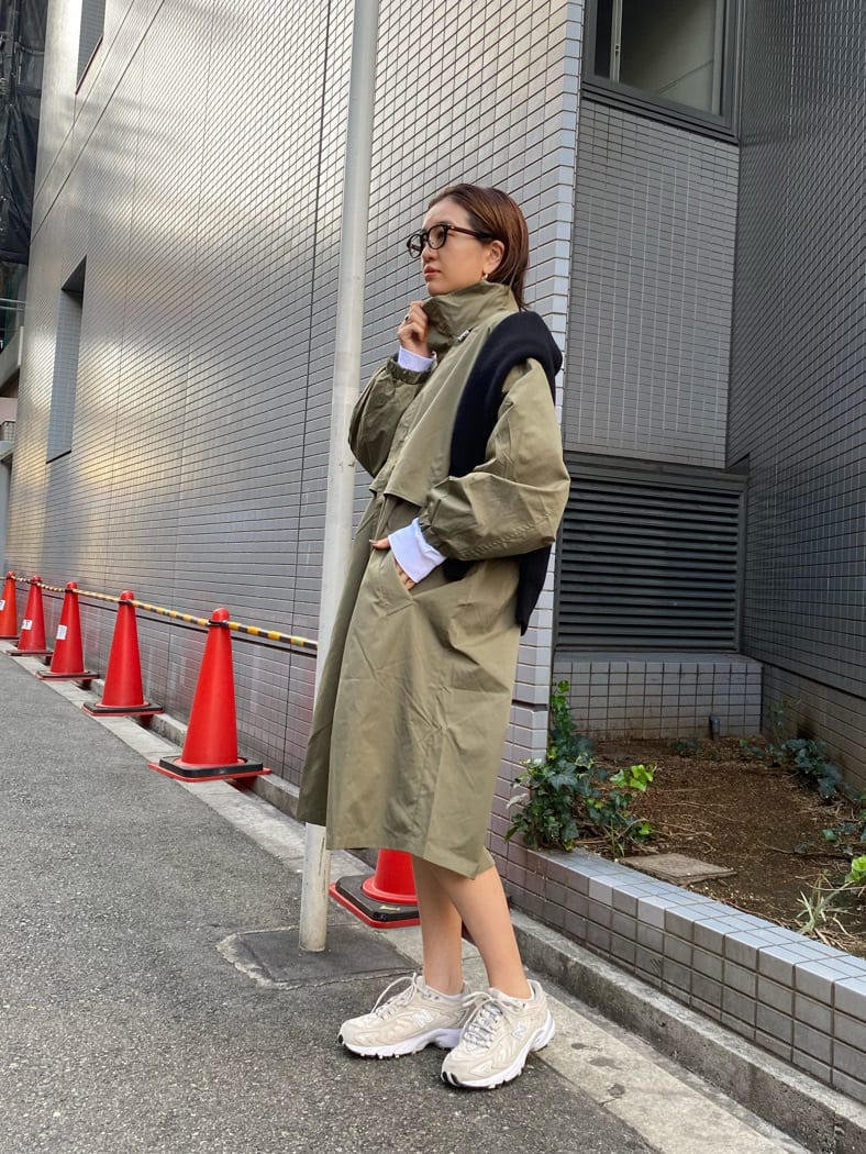 ブラック系のニット/セーター、ホワイト系のTシャツ/カットソー、グリーン系のその他アウターを着用したレディースの秋コーディネートの4枚目の写真